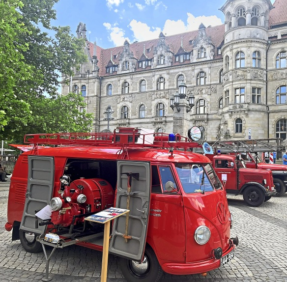 Der Oldtimer aus Klein Nordende bei einem Gastauftritt vor dem Neuen Rathaus in Hannover während der Feuerwehrmesse Interschutz.