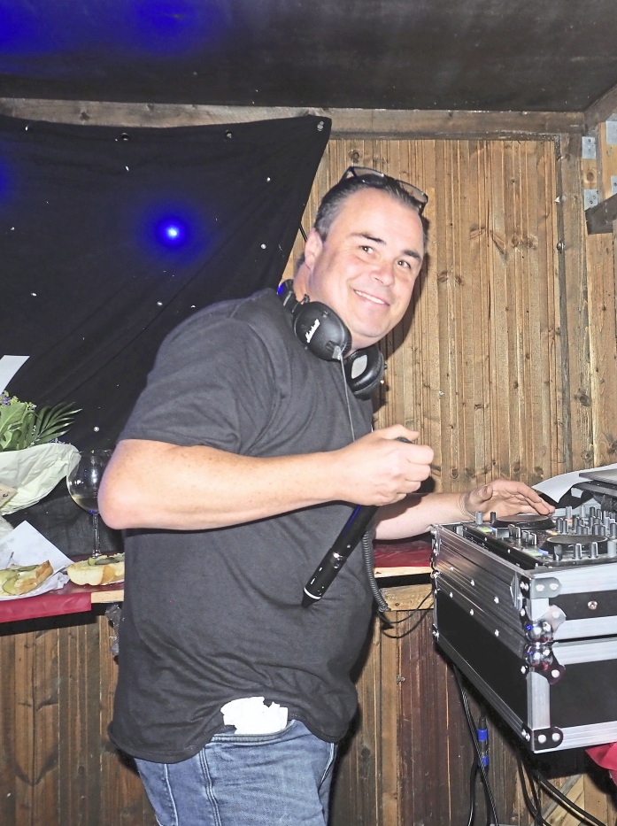 DJ Kohrt legt beim Ueterser Weinfest wieder auf.