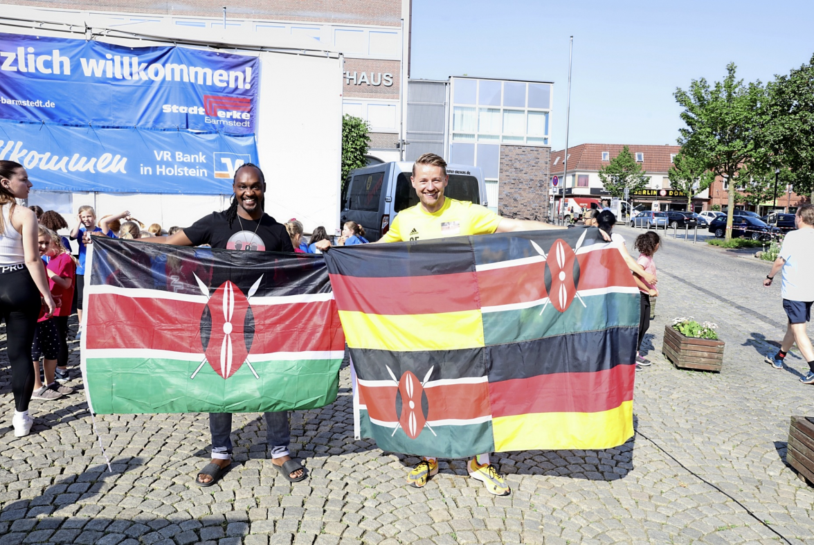 Christian Ewert vom Ellerhooper Team„Kenias letzte Reserve“ posierte beim Barmstedter Stadtlauf 2023 mit dem gebürtigen Kenianer Richard Wembua fürs Erinnerungsfoto. Archivfoto: Bastian Fröhlig