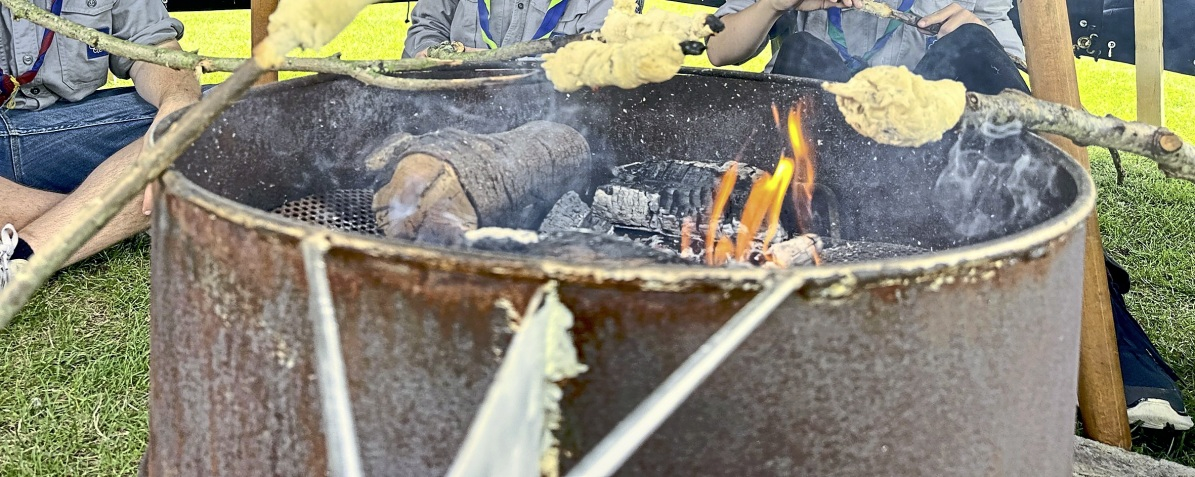 Beim Stockbrot können die Kinder selbst für ihre Leckerei sorgen. Foto: Kristina Mehlert