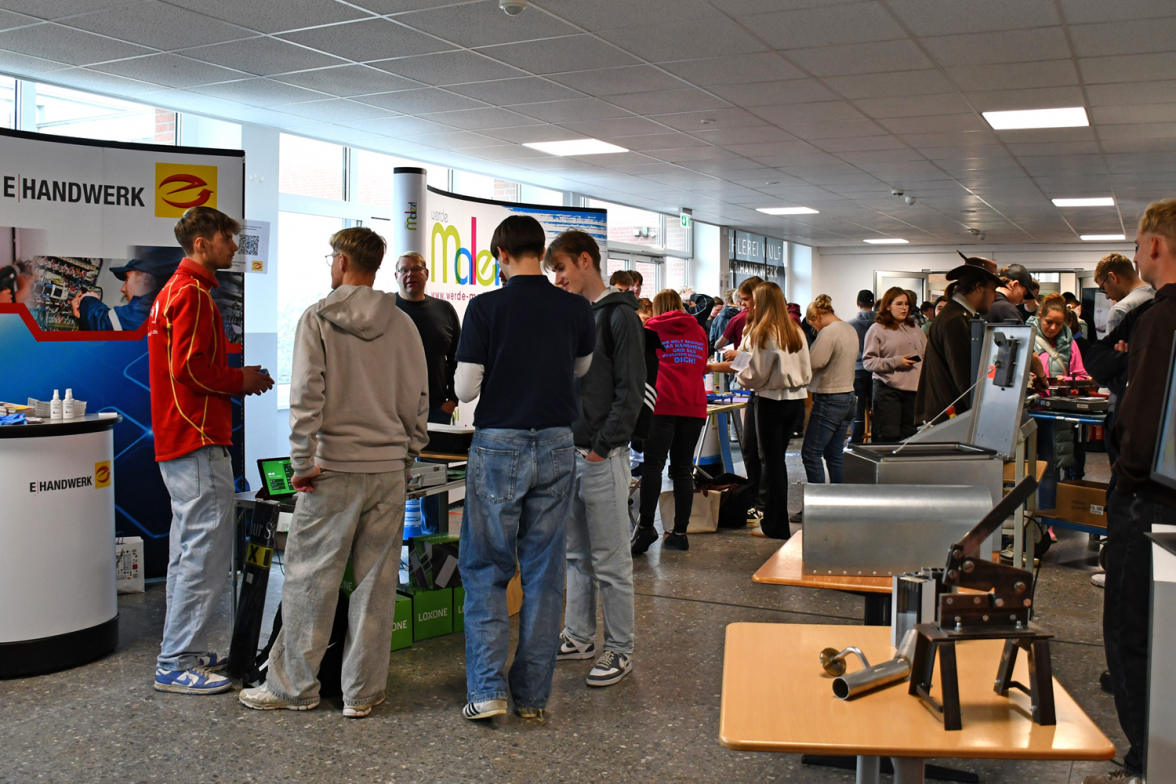Der direkte Kontakt zu Ausbildungsbetrieben ist ein großer Vorteil der Messe. An zahlreichen Informationsständen stehen Firmenvertreter und Azubis Rede und Antwort. Fotos: Agentur für Arbeit (2)