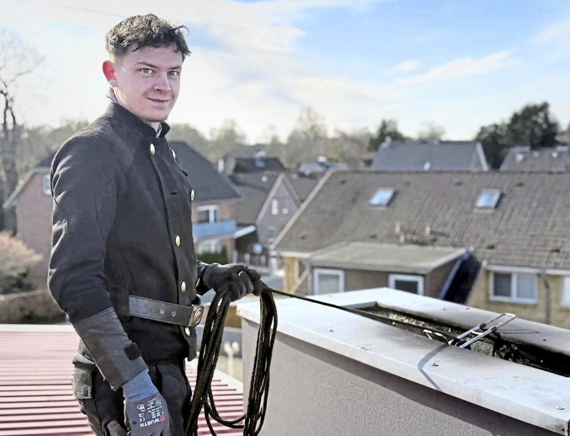 Die Arbeit auf dem Dach bereitet Magnus Zimmermann den meisten Spaß. Foto: Kristina Mehlert