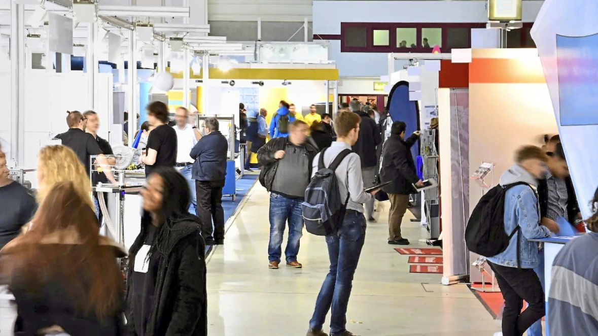 Rund 150 Unternehmen aus der Region sind bei der AzubIZ am 25. September am Regionalen Berufsbildungszentrum Itzehoe dabei. Hier kann man Betriebe jeder Branche einfach kennenlernen. Foto: PATTILABELLE - STOCK.ADOBE.COM