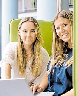 Auf dem Weg in die Zukunft: Helen und Leonie studieren Public Administration.