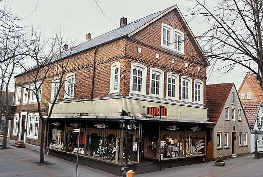Das Textilgeschäft Weih an der Mittelstraße, Ecke Wilhelmstraße. Foto: Privat