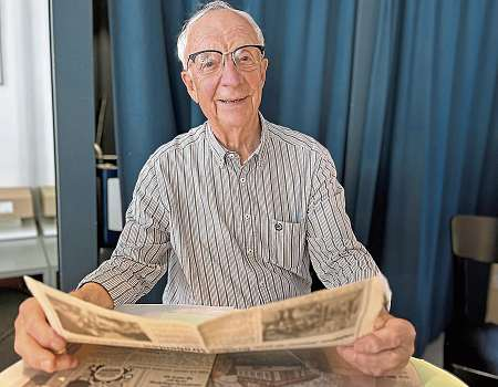 Hans-Werner Weih zeigt die damaligen Ausgaben des „Insel-Boten“. Foto: privat