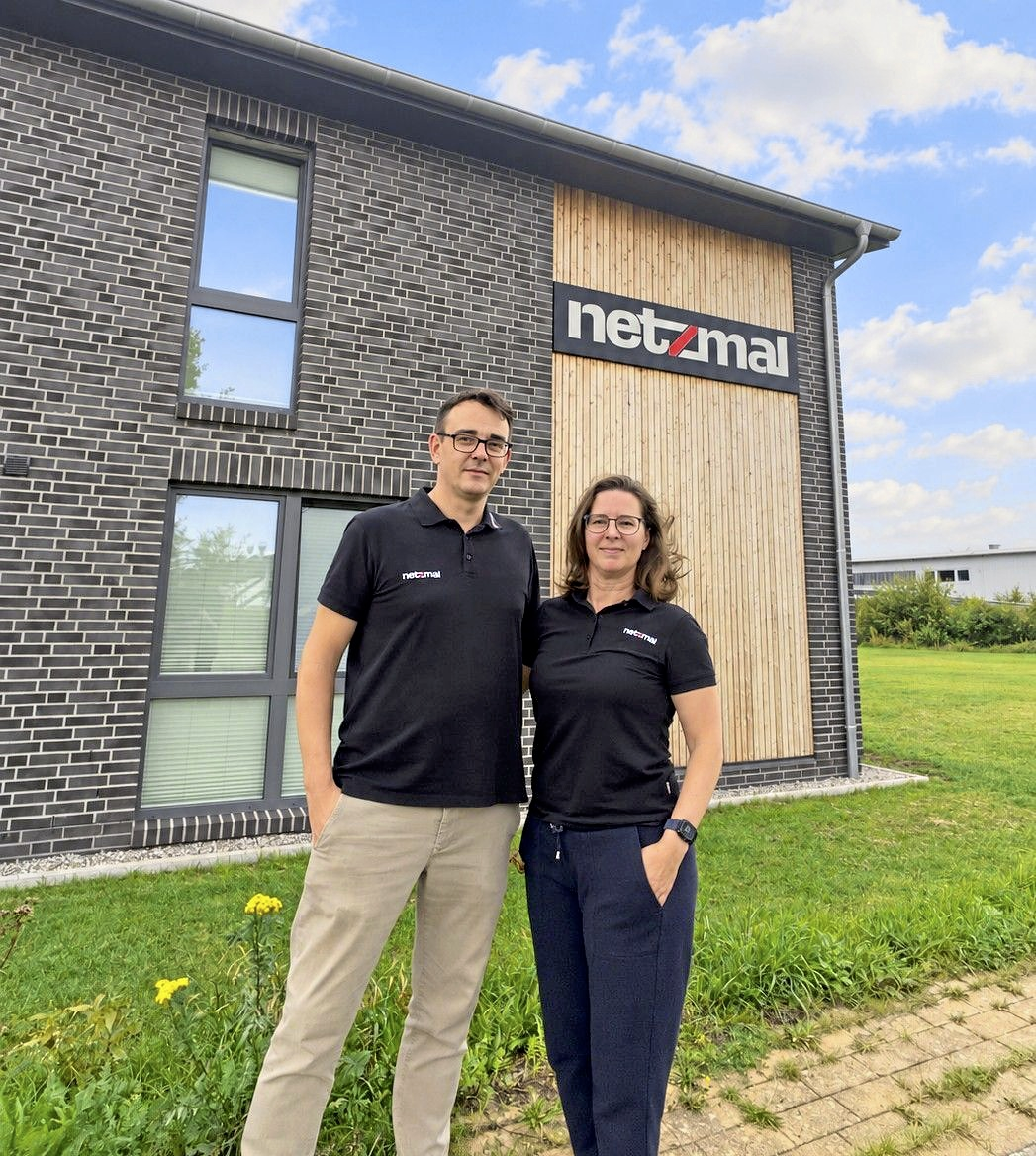 Tim David und Helen Saxen vor dem neuen Büro.