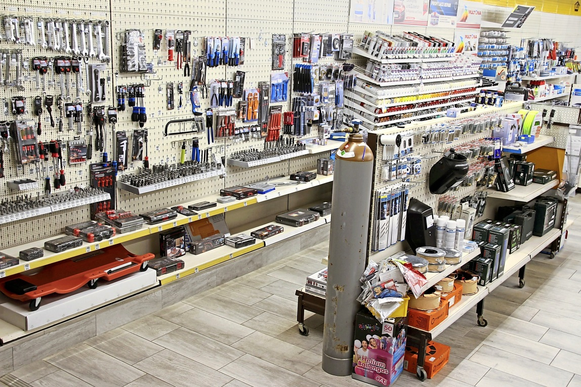 Der BELO-Fachmarkt bietet ein umfangreiches Sortiment an Klein- und Ersatzteilen, Werkzeugen, Lacksprays und Arbeitskleidung, Heizmaterial in kleinen Gebinden sowie im Paketshop Abhol- und Abgabemöglichkeit. Fotos: Christine Wauer