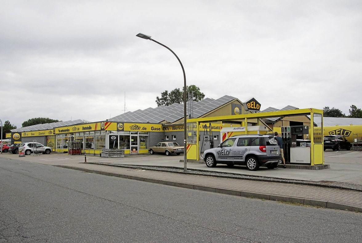 Das BELO-Firmengelände mit Tankstelle.