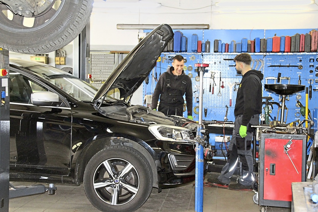 Max und Ahmad bei der Motor-Diagnose.
