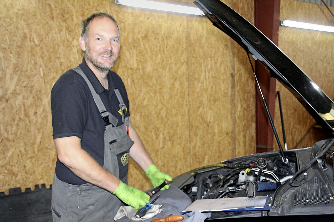 Sven Frädermann leitet die Kfz-Werkstatt, in der via Remote-Schnittstelle auf alle Daten zugegriffen werden kann, die die Hersteller zur Verfügung stellen.