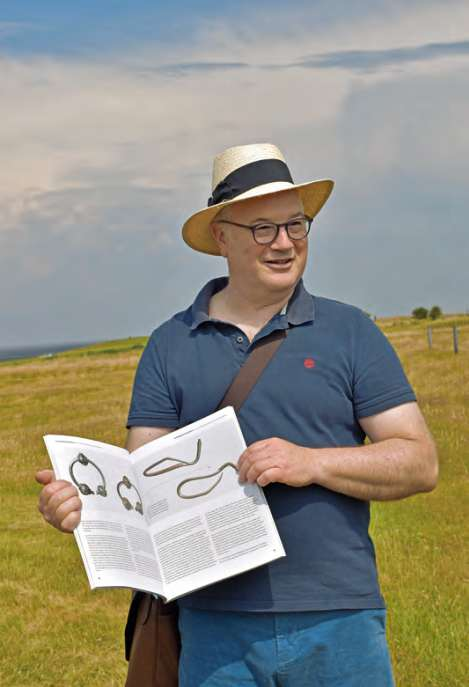 Martin Segschneider weiß viel zu berichten über die sagenhafte Ringfibel.
