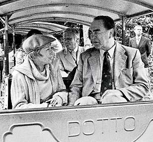 Max Schmeling und seine Frau drehten eine Runde mit der Tierparkbahn „Dotto“.