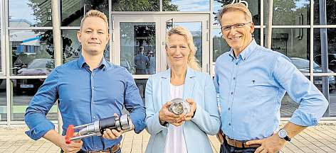 Fynn Derjong, Leiter der Designabteilung, Vertriebsleiterin Kathrin de Giovanni und GISMA-Geschäftsführer Tobias Frerck präsentieren eine Inhouse-Entwicklung. FOTO: A. BURY