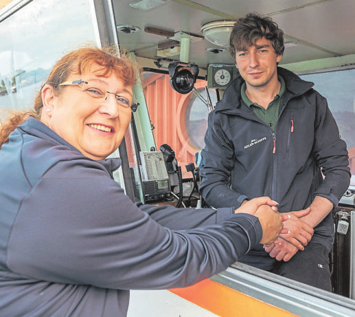 An Bord der „Adler 1“. Fährschiffsführer Artem Yakovlev und Eva-Maria Hasch, die für die Adler-Reederei sämtliche Fähren auf dem Nord-Ostsee-Kanal betreut. FOTO: JÜRGEN SIEG