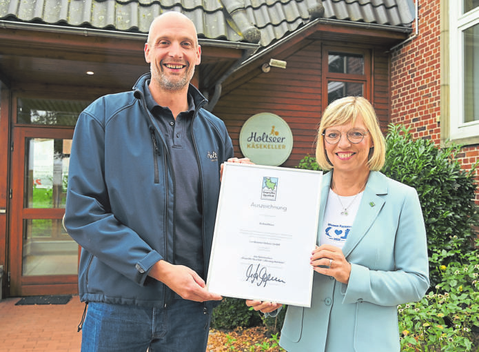 Ute Volquardsen, Präsidentin der Landwirtschaftskammer Schleswig-Holstein, überreicht Werksleiter Cobers Mohr eine Urkunde. Der Bärlauchkäse der „Landkäserei Holtsee“ wurde im August mit dem Gütezeichen „Geprüfte Qualität Schleswig-Holstein“ ausgezeichnet. FOTO: ELLEN KARBERG