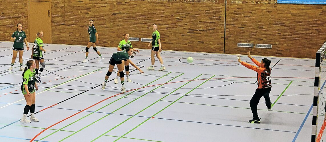 Marit Martens von der HSG Hohe Geest warf den Handball in Richtung des Nortorfer Tors.