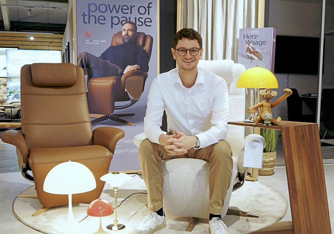 Melf Jesper Tack lädt ein zum Verkaufsoffenen Sonntag bei Bischoff Home Company, hier mit den neuen Sesselmodellen von StresslessⓇ. Foto: Udo Rahn