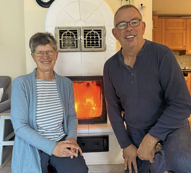 Dieter (67) und Helga Ramm (65) aus Oldendorf sind froh, in diesem Winter erstmals mit einer Wärmepumpe das Haus heizen zu können. Für gemütliche Abende aber wird natürlich auch der Ofen noch genutzt. Foto: Kristins Mehlert