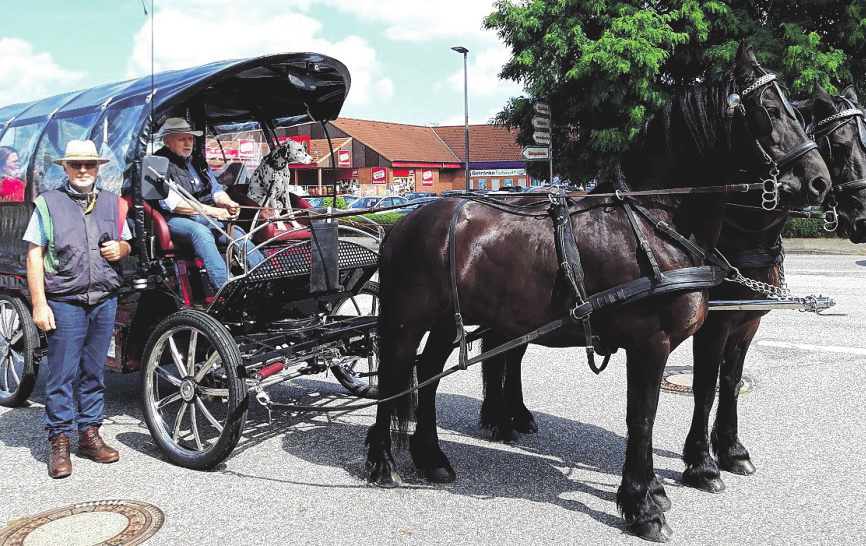 Auch die beliebten Kutschfahrten gehören zum Programm des Dorffestes. Foto: Gemeinde Fockbek