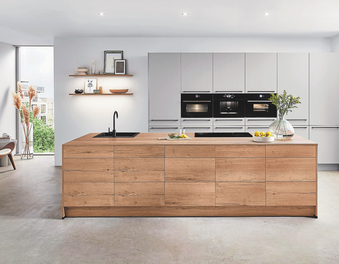 Cleaner Look mit grifflosem Küchenblock in Eiche-Dekor und matten, seidengrauen Schränken