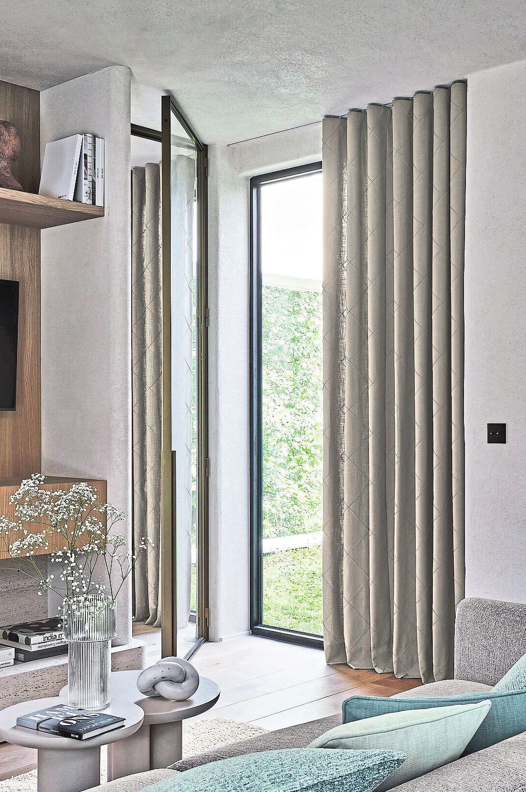 In hellem Taupe nimmt sich der halbtransparente, grafische Dekorationsstoff zurück.