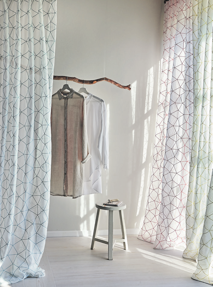 Der Batist Hannah Net besteht aus 100 Prozent recyceltem Stoff. Gestickte Linien verbinden Handwerkskunst mit modernem Design.
