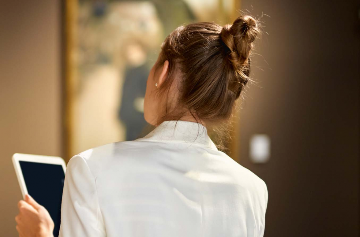 Das Tablet liefert zusätzliche Infos. Foto: JENOCHE/ Adobe Stock