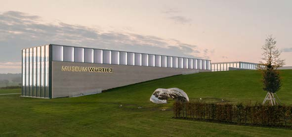 Außenansicht des Museum Würth 2 und des Skulpturengartens mit der Skulptur Frozen Wave (The Conservation of Mass) des Künstlers Marc Quinn (2015/ Sammlung Würth Inv. 18160) Foto: Simon Menges