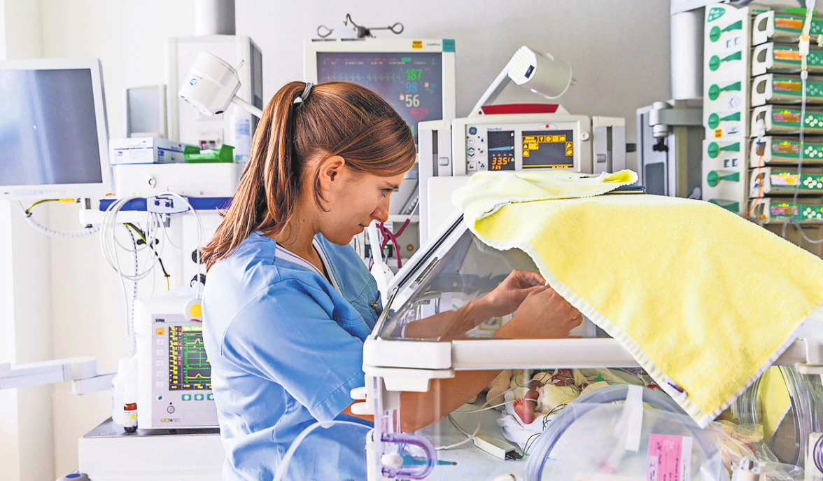 Die Pflege bietet viele Möglichkeiten sich weiterzubilden etwa in der Kinderkrankenpflege.