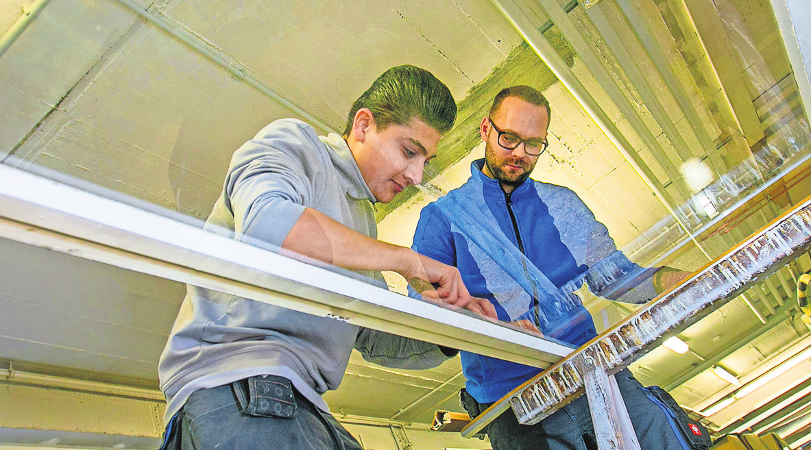 Lucas Schmidetter (rechts) weiß die handwerklichen Qualitäten seines Gesellen zu schätzen. Foto: Roberto Bulgrin