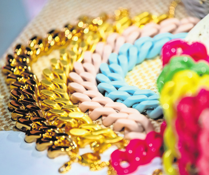 Dicke Gliederketten bleiben weiterhin in Mode. Foto: Zacharie Scheurer/dpa-tmn