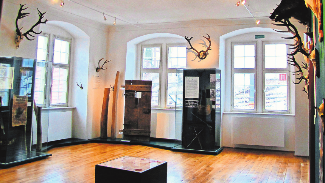 Im Jagdzimmer gibt es Einblicke in die Jagdhistorie. Foto: frei/Claudia Barner