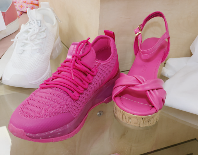Schuhhaus Hundt: Sportlicher und sommerlicher Auftritt in Pink.
