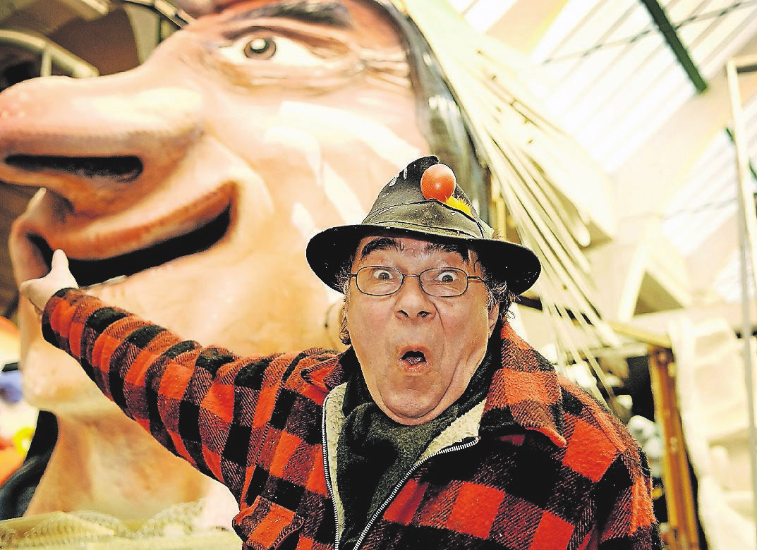 Hermann Schmitz war 20 Jahre lang Zugleiter des Düsseldorfer Rosenmontagszugs, hier 2006 vor seinem Wagen. FOTO: ANDREAS BRETZ