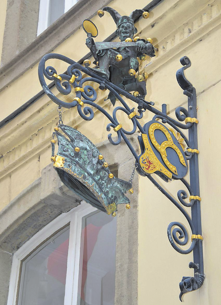 Der Narr zeigt das Sessionsmotto im Jubiläumsjahr - und weist den Weg: Hier geht's zum Haus des Karnevals! FOTOS (2): ALOIS MÜLLER