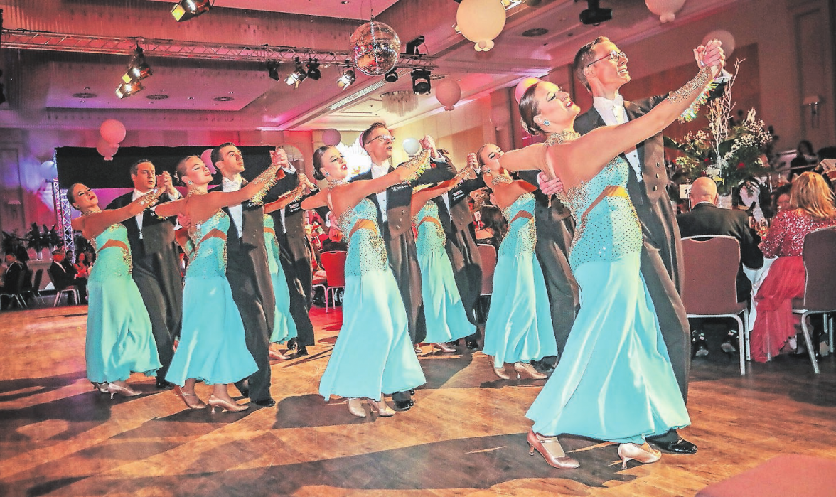 Elegant: Der Boston Club eröffnet den Ball International der Prinzengarde Rot-Weiss. FOTO: HANS-JÜRGEN BAUER