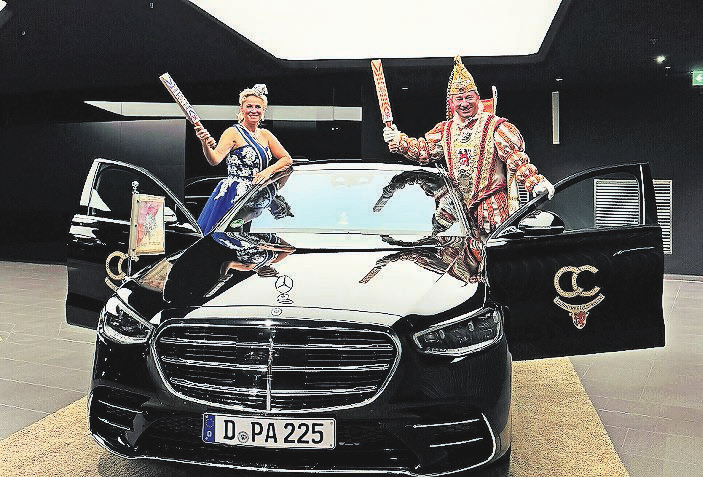 Prinz Andreas I. und Venetia Evelyn freuen sich über ihre neuen Sessionsfahrzeuge - mit passenden Kennzeichen.