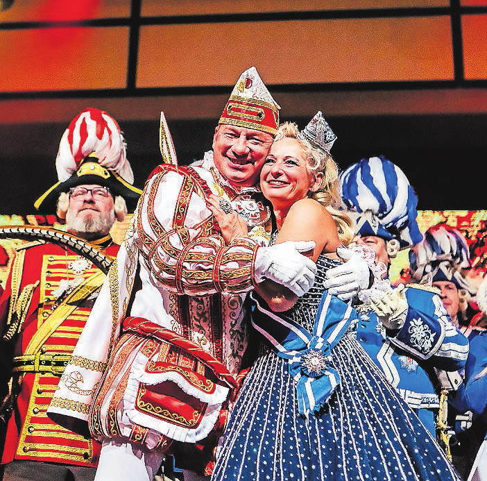 Es kann losgehen: Bei der Prinzepaarkürung 2024 sind Prinz Andreas I. und Venetia Evelyn bereits in vollem Ornat. FOTO ANNE ORTHEN