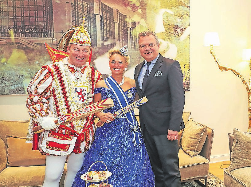 Das Prinzenpaar Andreas I. und Venetia Evelyn in seiner Hofburg in „The Wellem“, begrüßt von Hoteldirektor Carsten Fritz. FOTO: HANSJÜRGEN BAUER