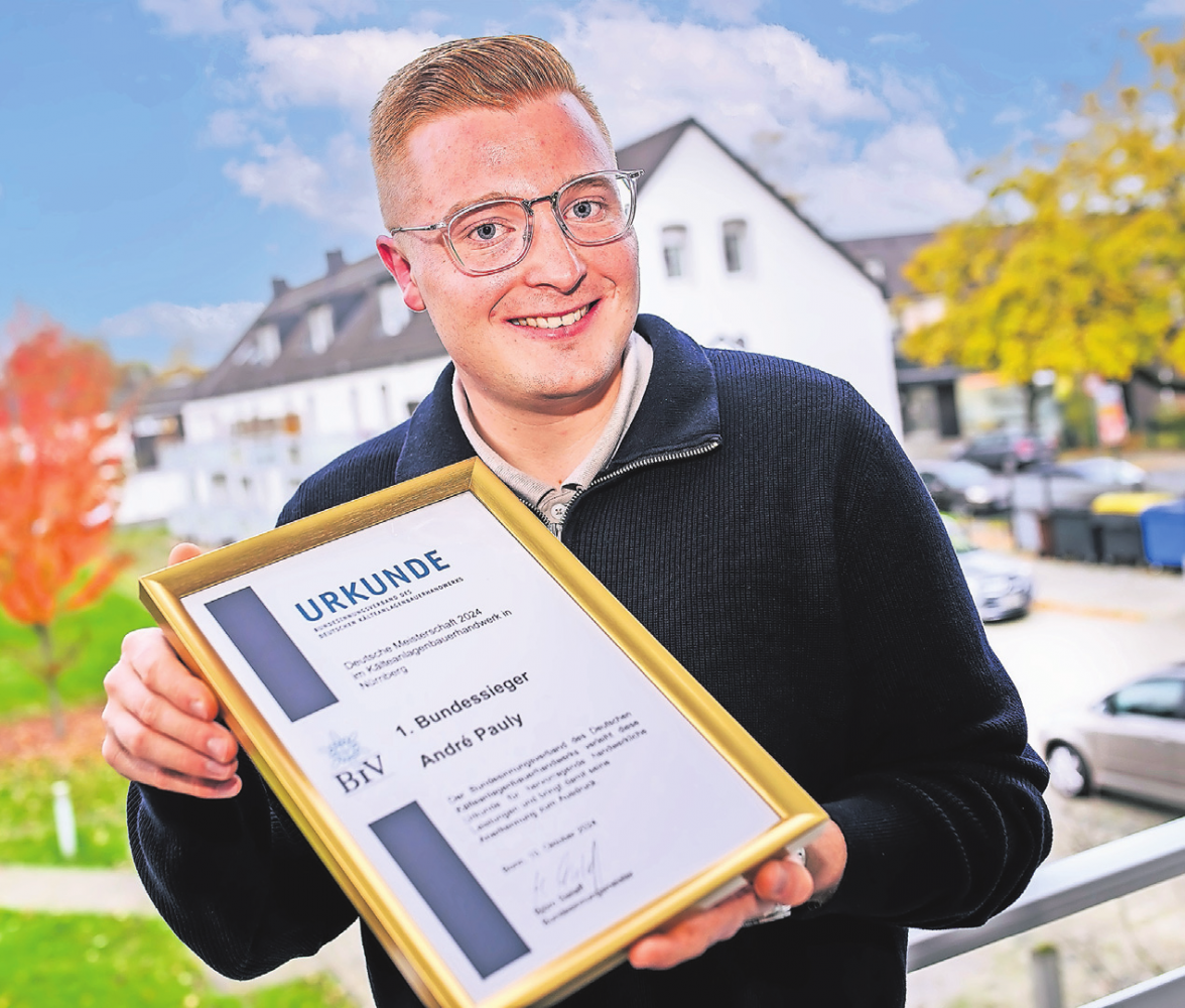 André Pauly mit seiner Urkunde als Bundessieger seines FachgebietsFoto: Georg Salzburg