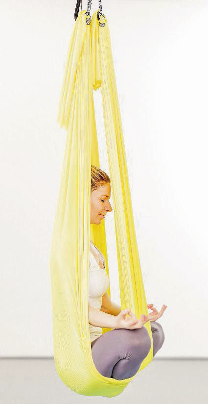 Einfach mal abhängen: Aerial Yoga. FOTO: M. WÜSTENHAGEN/DPA-TMN