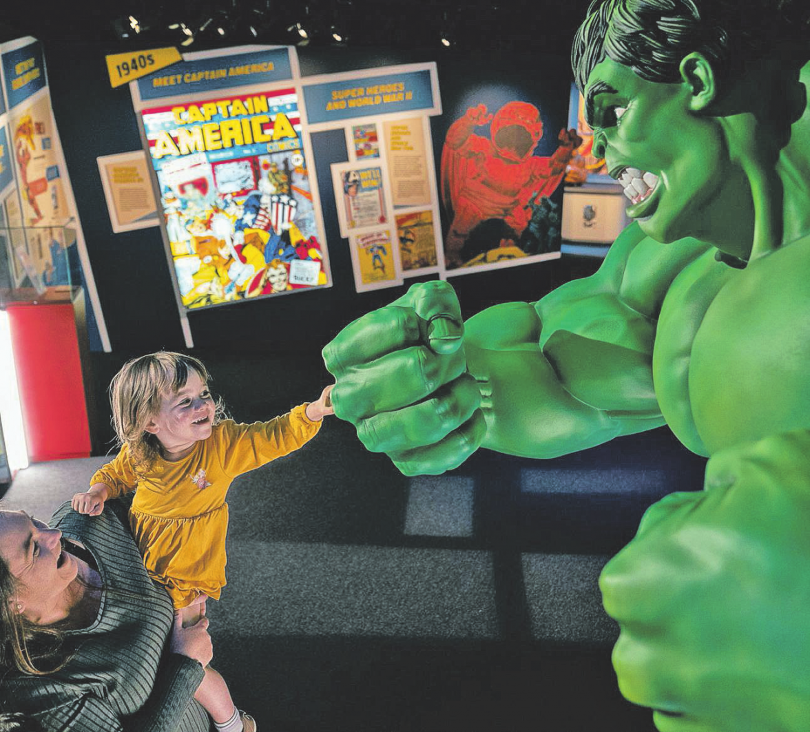 Keine Angst vor großen, grünen Muskelprotzen: Diese junge Besucherin fürchtet sich mitnichten vor dem MarvelSuperhelden Hulk. FOTOS (2): LINUS HARWIG