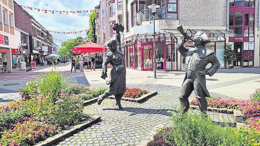 Die Skulpturen Christel von der Post und der Postillion erinnern an den Brauch des Traditionspaares aus Langenfeld FOTO: DAVID GRZESCHIK