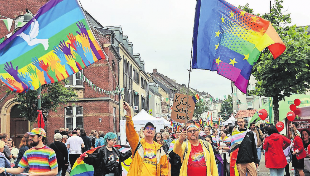 Beim Leverkusener Christopher Street Day werden auch in diesem Frühjahr die Regenbogenfahnen geschwenkt. FOTO: UWE MISERIUS