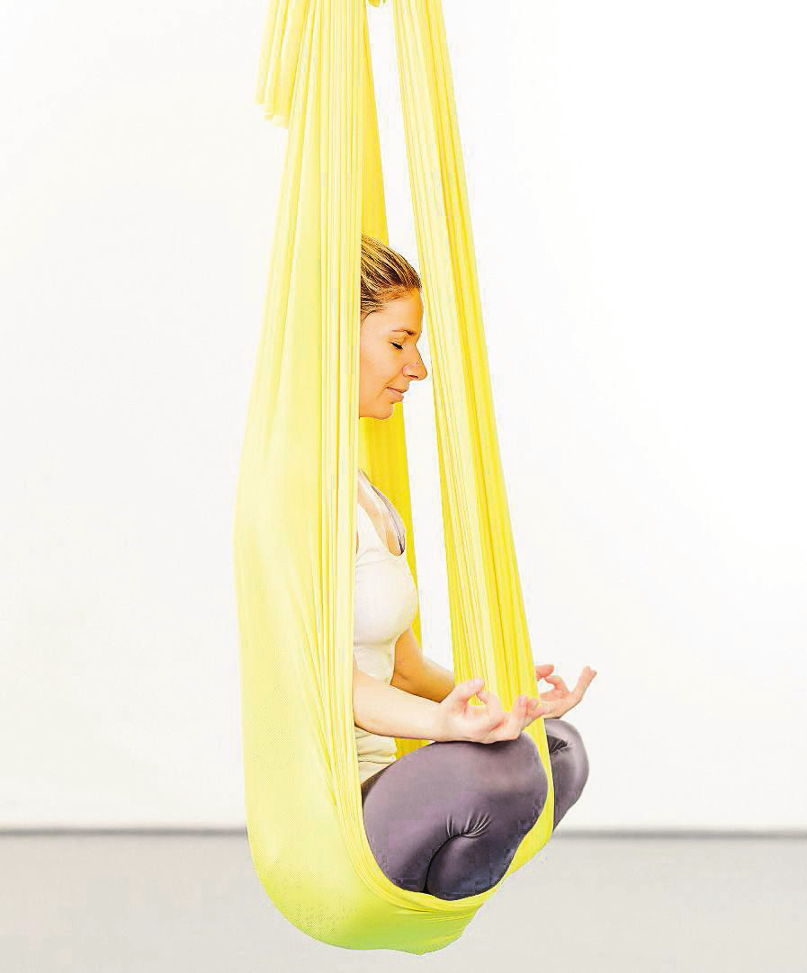 Einfach mal abhängen: Aerial Yoga FOTO: M. WÜSTENHAGEN/DPA-TMN