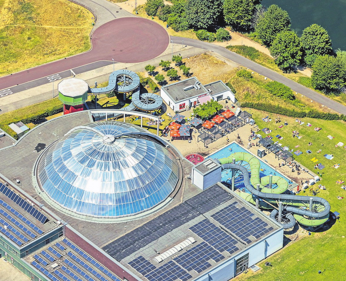 Der Aquapark Oberhausen gilt als das erste Bergbau-Erlebnisbad der Welt. Reizvoll kombiniert es unter seiner Glaskuppel die Wasserwelten mit alten Industrieelementen wie einem Flöz-Nachbau, Förderwagengleisen oder einem Förderturm. FOTO: HANS BLOSSEY