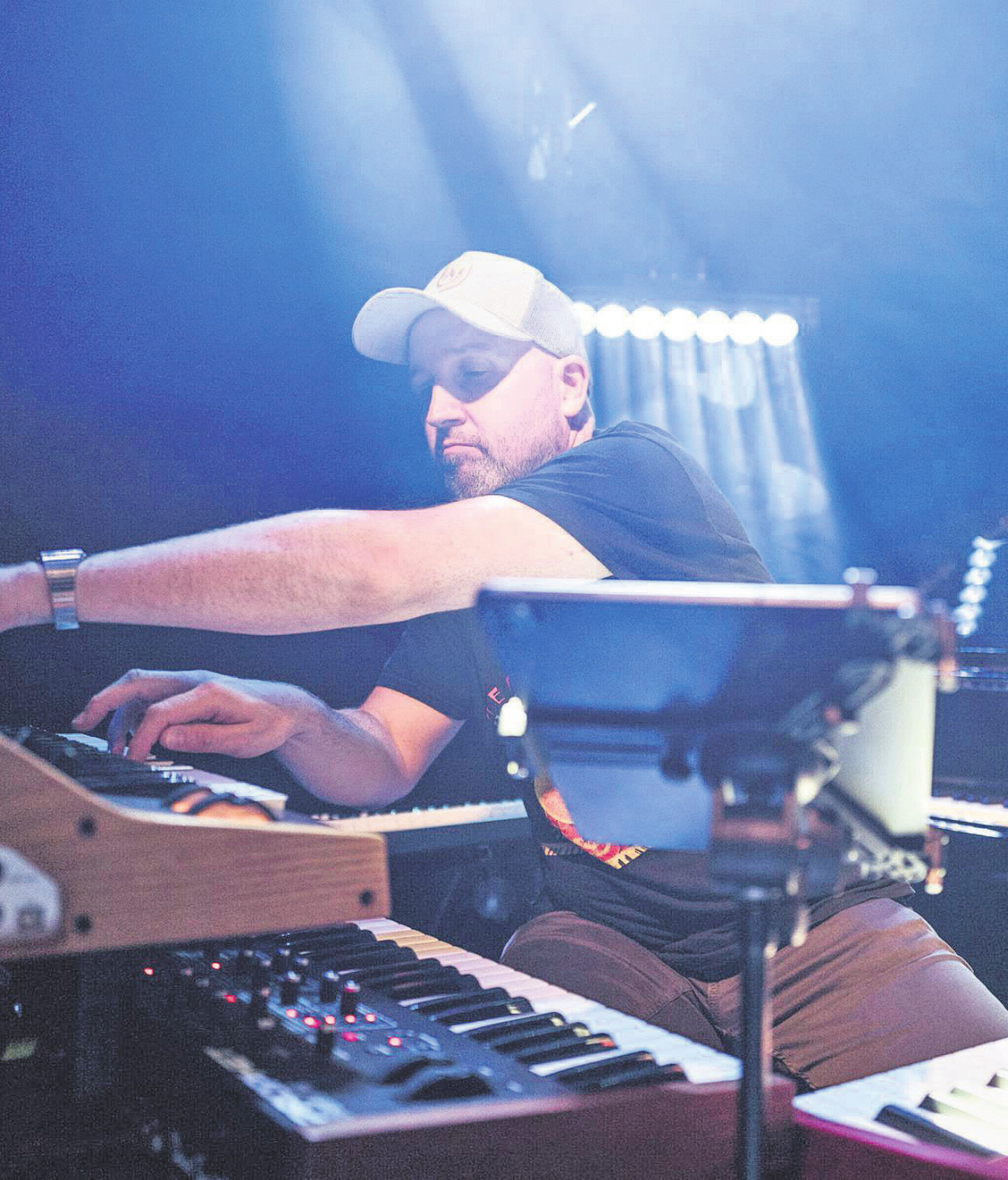 Der Düsseldorfer Jazzpianist Sebastian Gahler hat mit „Electric Stories“ ein neues Album vorgelegt. Es bietet groovebasierten High-Energy-Jazz mit Tiefgang und unterstreicht Gahlers Selbstverständnis als vielseitiger musikalischer Geschichtenerzähler. Beim den Jazztagen ist er am 31. Mai ab etwa 22.15 Uhr im Foyer der Stadthalle zu hören. Begleitet wird Gahler von Denis Gäbel (ts), Jonathan Böbel (trb), Martin Feske (guit) Nico Brandenburg, (e-b) und Niklas Schneider (dr). FOTO: FABIAN STUERTZ