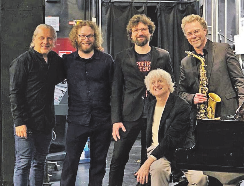 Das Quintett um den New Yorker Ausnahme-Pianisten Dave Kikoski und den deutschen Saxophonisten Reiner Witzel feierte im Frühjahr 2024 Premiere. Mit dabei sind Trompeter Alex Sipiagin, Bassist Makar Novikov und Schlagzeuger Tobias Frohnhöfer. Die fünf Musiker spielen am 30. Mai um 19.30 Uhr in der Stadthalle. FOTO: CHRIS KAPP