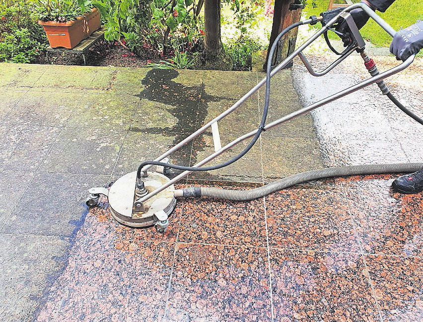Auch stark verwitterte Flächen sehen danach wie aus dem Ei gepellt aus.